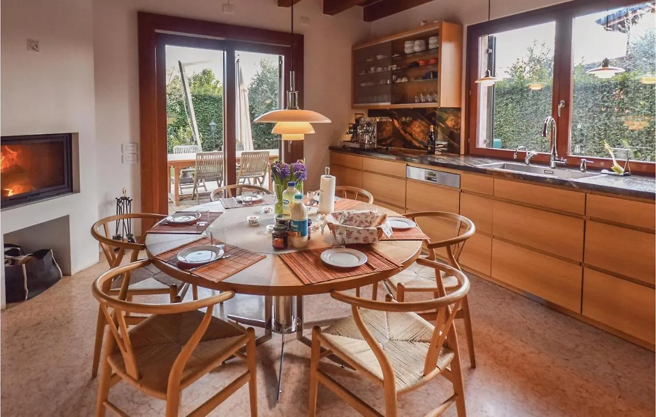 Stunning Home In Fumane -Vr- With Kitchen Feriehus